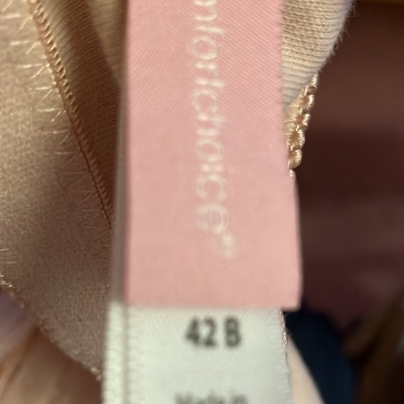 Woman’s 2 bras for only $13.One is solid light pink with front closure - Picture 7 of 7